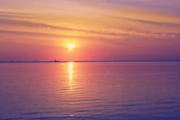 Amanecer en el mar. Hermoso fondo natural, fondo de pantalla — Foto de Stock