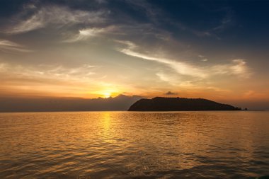 Denizin üzerinde parlak gün batımı