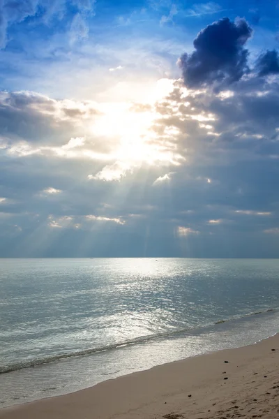 Heldere zonsondergang boven de zee — Stockfoto