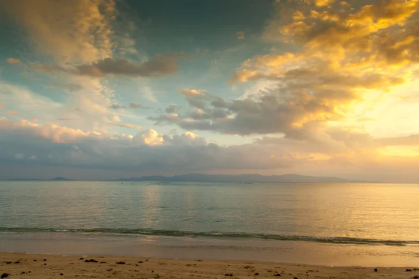 Heldere zonsondergang boven de zee — Stockfoto