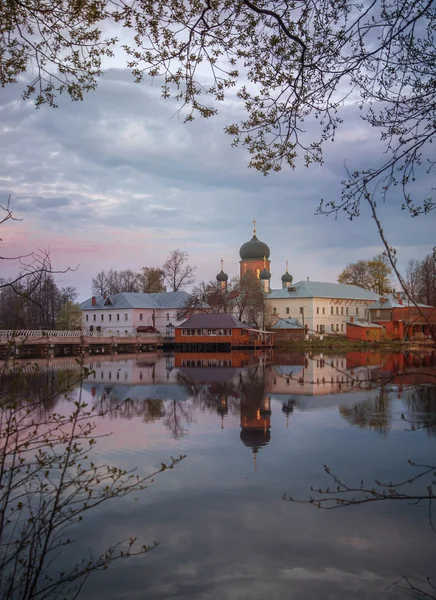 Όμορφο τοπίο. Ρωσική Ορθόδοξη εκκλησία στο ηλιοβασίλεμα. Το τόξο — Φωτογραφία Αρχείου