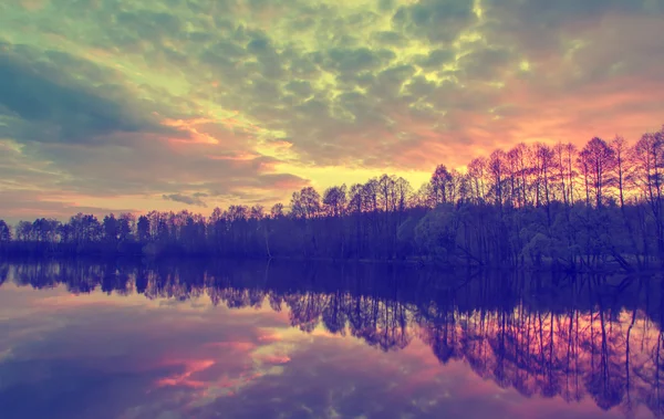 Güzel manzara. Nehri üzerinde parlak çarpıcı günbatımı — Stok fotoğraf