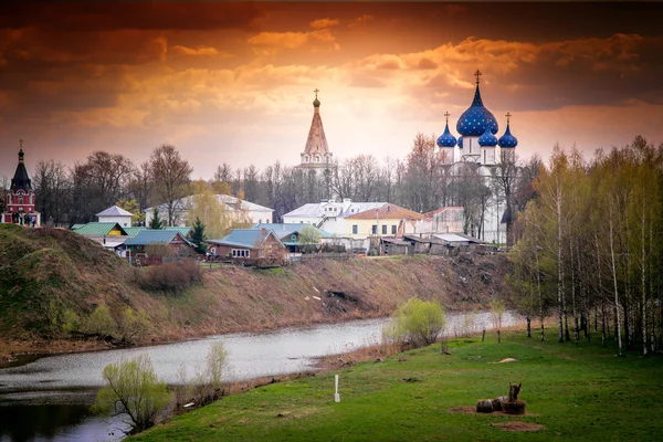 Όμορφο τοπίο. Ρωσική Ορθόδοξη εκκλησία στο ηλιοβασίλεμα. Το τόξο — Φωτογραφία Αρχείου
