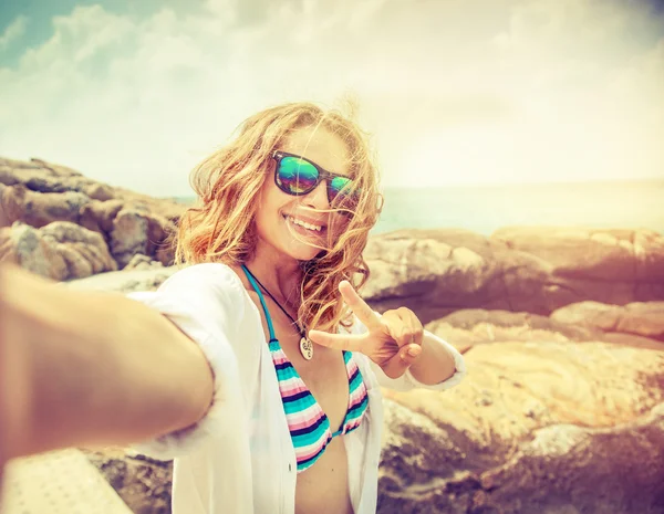 Красива молода жінка робить селфі на пляжі — стокове фото
