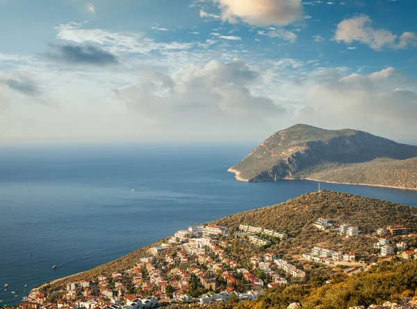 Deniz kıyısında. Akdeniz kıyısında küçük bir kasaba. A — Stok fotoğraf