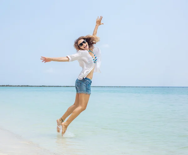ビーチでジャンプ美しい幸せな女の子 — ストック写真