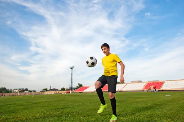 Asiático adolescente chico en la forma de deportes en un estadio de fútbol, pra —  Fotos de Stock