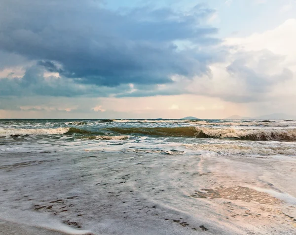 Beau coucher de soleil sur la mer, fond d'écran, vacances, vacances à la plage — Photo