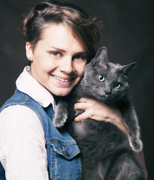 Mulher bonita com gato russo azul. Amor pelo animal de estimação. Studi... — Fotografia de Stock