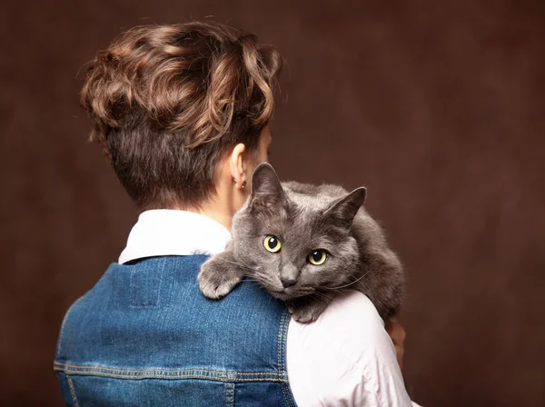 Mulher bonita com gato russo azul. Amor pelo animal de estimação. Studi... — Fotografia de Stock