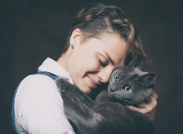 Krásná mladá žena s modrou kočkou ruských. Láska k pet. Studi — Stock fotografie