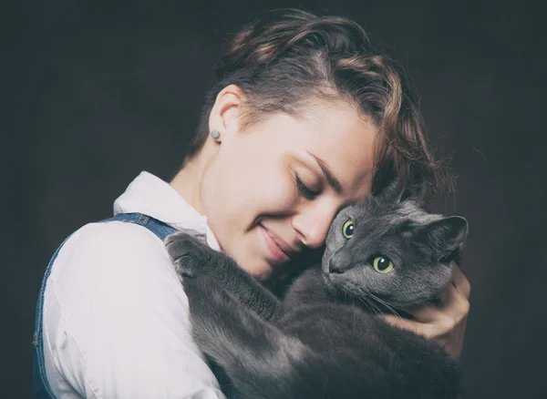 Mulher bonita com gato russo azul. Amor pelo animal de estimação. Studi... — Fotografia de Stock