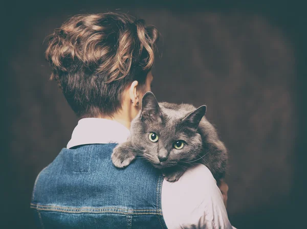 Mulher bonita com gato russo azul. Amor pelo animal de estimação. Studi... — Fotografia de Stock