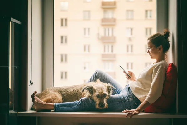 Eine Junge Frau Mit Ihrem Braunen Hund Sitzt Auf Einer — Stockfoto