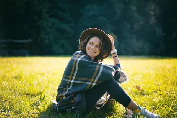 Güz Parkında Şapkalı Ekose Eşarplı Güzel Kıvırcık Bir Kadının Portresi — Stok fotoğraf