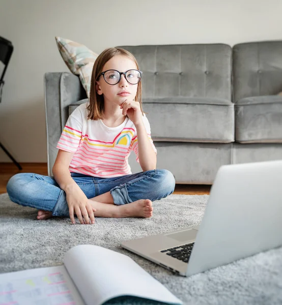 Yaşında Tatlı Bir Kız Evde Dizüstü Bilgisayarın Önünde Halıda Oturuyor — Stok fotoğraf