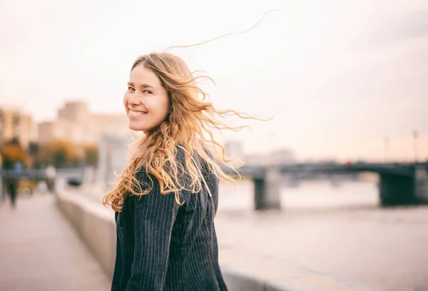 Hermosa Mujer Joven Con Exuberante Pelo Rizado Lujoso Chaqueta Riendo — Foto de Stock