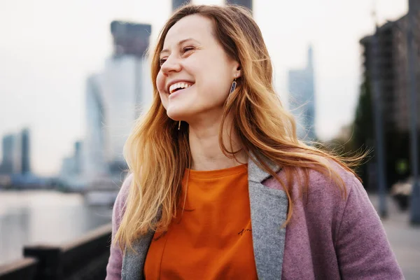 Portrait Une Belle Jeune Femme Manteau Avec Sourire Charmant Dans — Photo