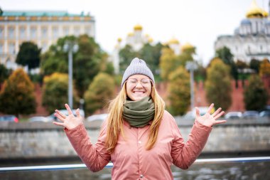 Rusya 'nın tarihi merkezinde sonbahar günü gözlüklü, güzel, coşkulu, etkileyici bir kadın.