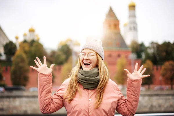 Young Beautiful Enthusiastic Expressive Woman Glasses Traveler Historical Center Moscow — Stock Photo, Image