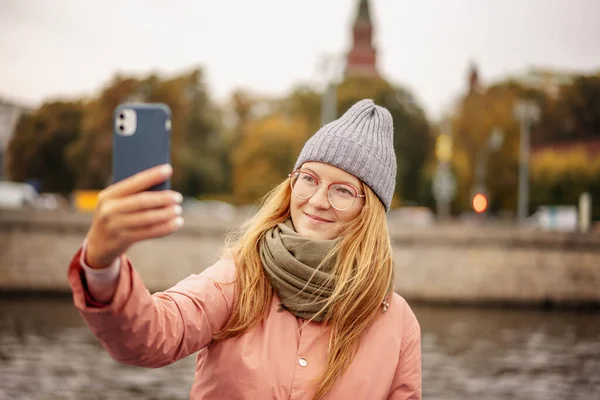 Red Haired Woman Glasses Traveler Hat Jacket Chatting Smartphone Taking — Stock Photo, Image