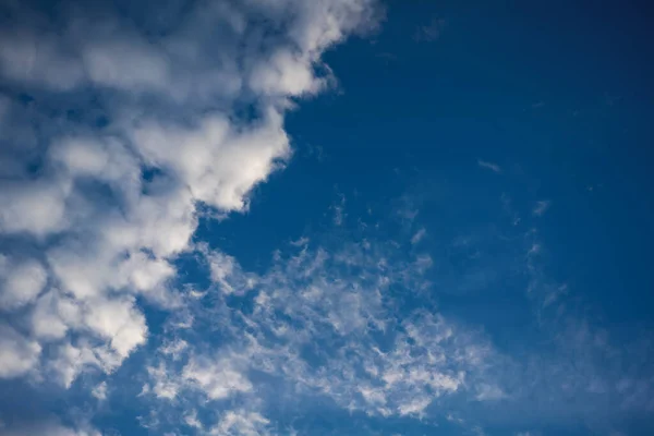 Cielo Azul Con Nubes Esponjosas Fondo Natural Abstracto Textura — Foto de Stock