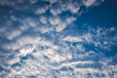 Kabarık bulutlu mavi gökyüzü, soyut doğal arkaplan ve doku