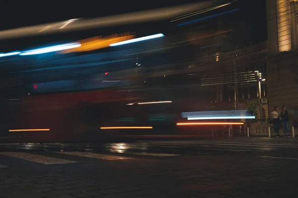 Bus Public Conduisant Long Une Rue Nuit Dans Ville Motion — Photo