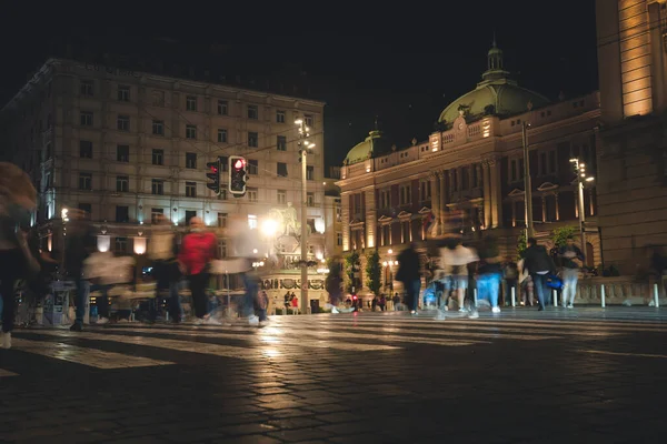 Перетин Пішоходів Історичному Центрі Белграда Невиразні Постаті Людей Нічному Місті — стокове фото