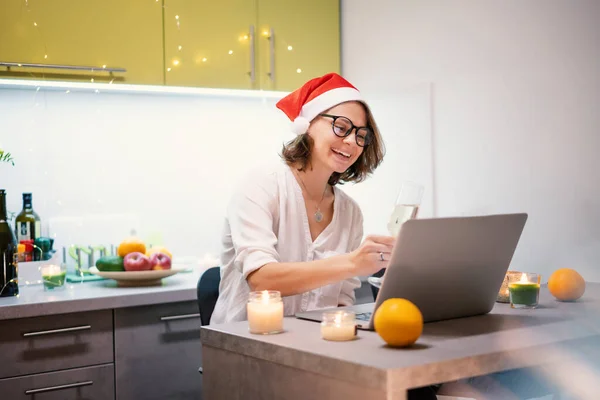 Belle Jeune Femme Dans Chapeau Père Noël Célèbre Noël Nouvelle — Photo