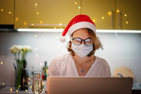 Schöne Junge Frau Mit Weihnachtsmann Hut Feiert Weihnachten Und Neujahr — Stockfoto