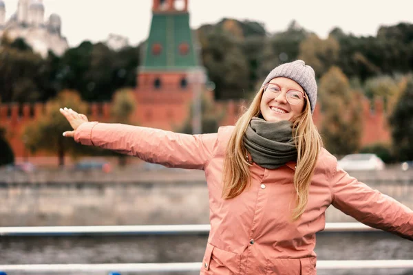 Joven Hermosa Mujer Expresiva Gafas Viajero Centro Histórico Moscú Rusia — Foto de Stock