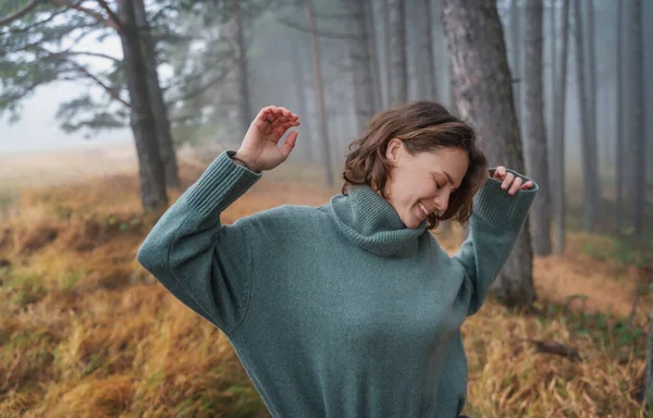 Glückliche Frau Warmen Gemütlichen Grünen Pullover Genießt Die Natur Schönen — Stockfoto
