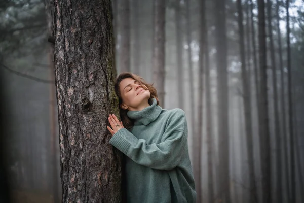 Счастливая Женщина Теплом Уютном Зеленом Свитере Красивом Туманном Сосновом Лесу — стоковое фото
