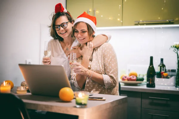 Couple Jeunes Femmes Célébrant Noël Nouvel Maison Ligne Utilisant Famille — Photo