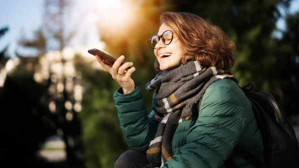 Mladý Krásný Kudrnatý Šťastný Žena Brýlích Bundě Šála Mluvení Mobilní — Stock fotografie