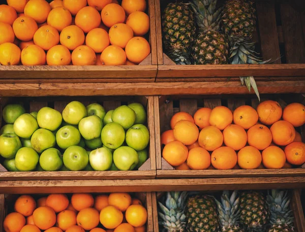 Mandarini Mele Verdi Ananas Legno Contatore Frutta Fondo Consistenza — Foto Stock