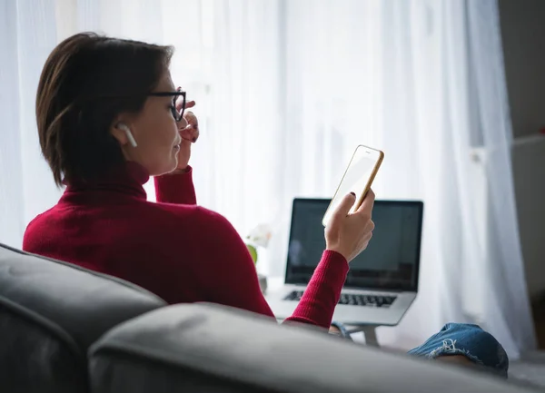 Mulher Adulta Trabalhando Casa Online Segurando Telefone Vídeo Conversando Com — Fotografia de Stock