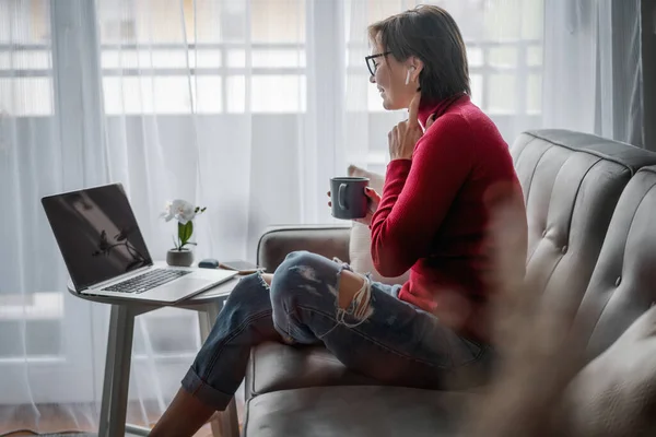 Beautiful Smiling Happy Woman Glasses Red Turtleneck Home Sitting Sofa — стоковое фото