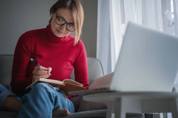 Hermosa Mujer Psicóloga Con Gafas Casa Sentada Casa Sofá Delante — Foto de Stock