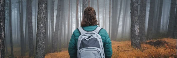 One Woman Traveler Backpack Standing Back Foggy Forest Travel Hiking — Stock Photo, Image