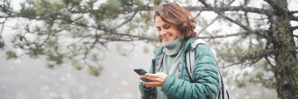 Viajera Joven Una Chaqueta Verde Con Teléfono Móvil Las Manos — Foto de Stock