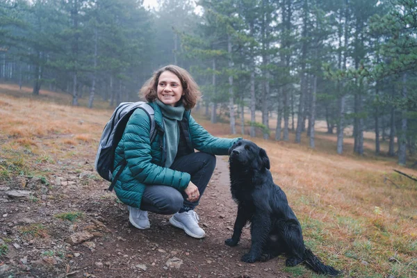 Jonge Mooie Vrouw Wandelen Herfst Bewolkt Bos Met Zwarte Hond — Stockfoto
