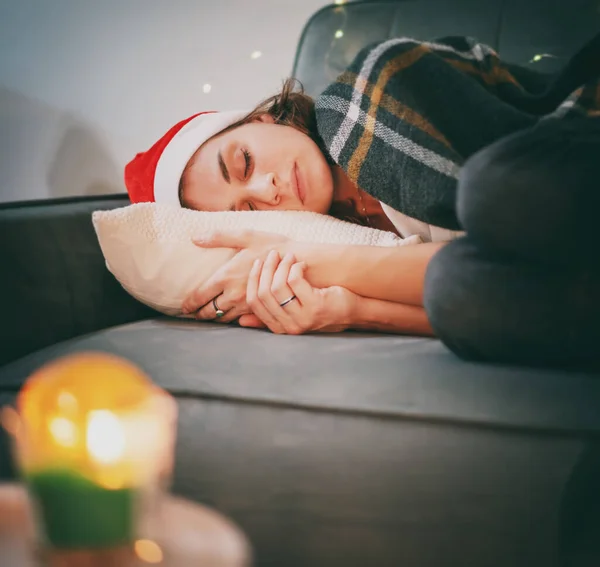 Красивая Молодая Женщина Шляпе Санты Клауса Засыпает Диване После Празднования — стоковое фото