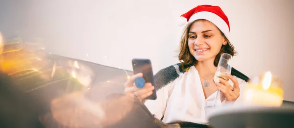 Belle Jeune Femme Célébrant Noël Nouvel Maison Ligne Avec Smartphone — Photo