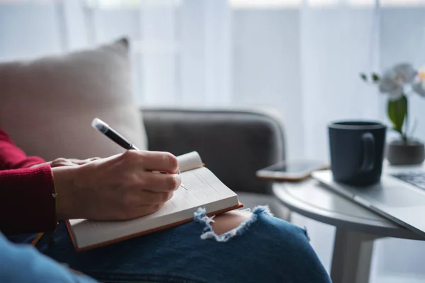 Manos Femeninas Haciendo Notas Cuaderno Frente Pantalla Del Ordenador Portátil — Foto de Stock