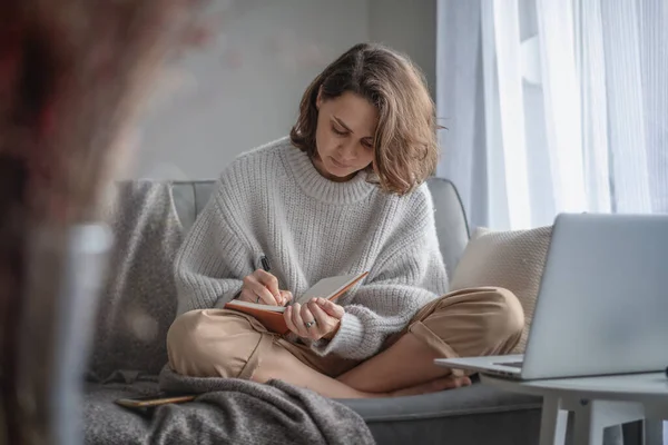 Krásná Mladá Dívka Student Studuje Doma Line Zatímco Sedí Teplém — Stock fotografie