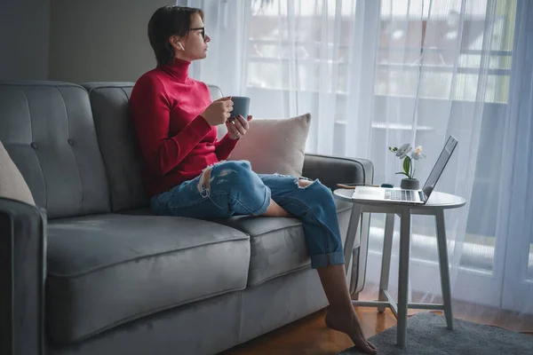 Felnőtt Dolgozik Otthon Online Telefonon Laptop Csésze Kávé Kezében Egy — Stock Fotó