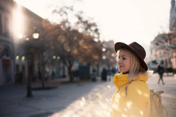 Jeune Femme Voyageuse Veste Jaune Chapeau Marchant Dans Une Ville — Photo