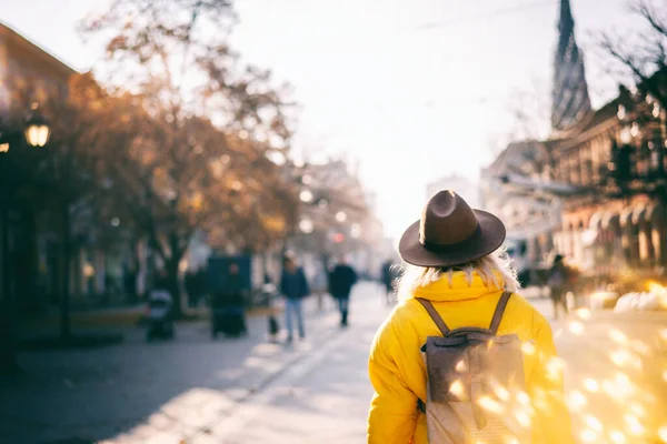 Mujer Joven Viajera Chaqueta Amarilla Sombrero Caminando Una Ciudad Europea — Foto de Stock